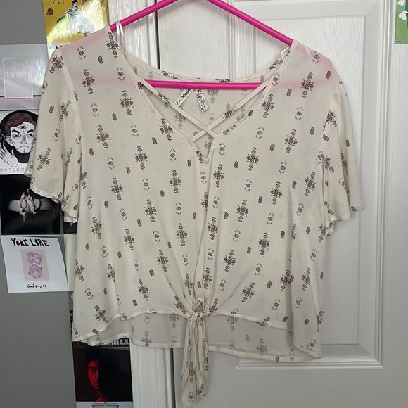 flowy patterned low cut top - Picture 1 of 1